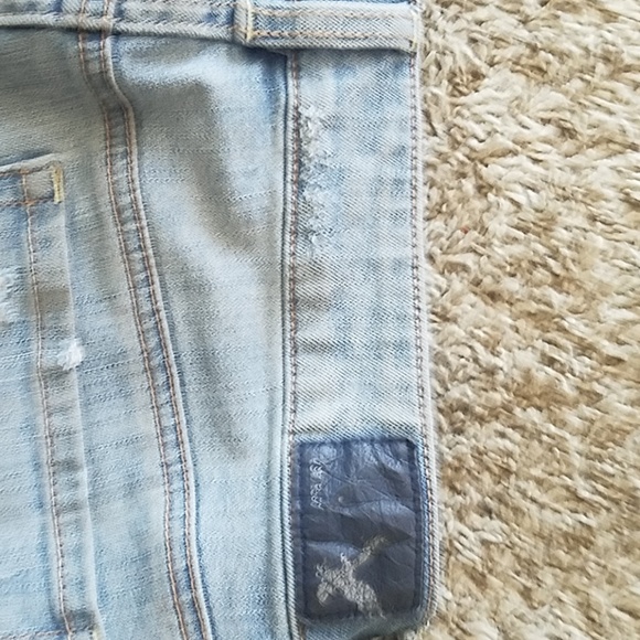 AEO Destroyed Light Wash jean shorts - Picture 6 of 8